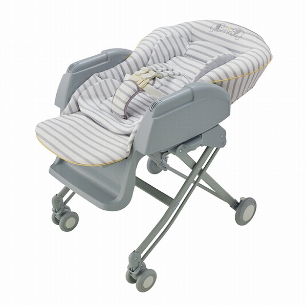 新生児マットは、シンプルなグレーと、シートと共柄のグレーストライプのリバーシブルです。